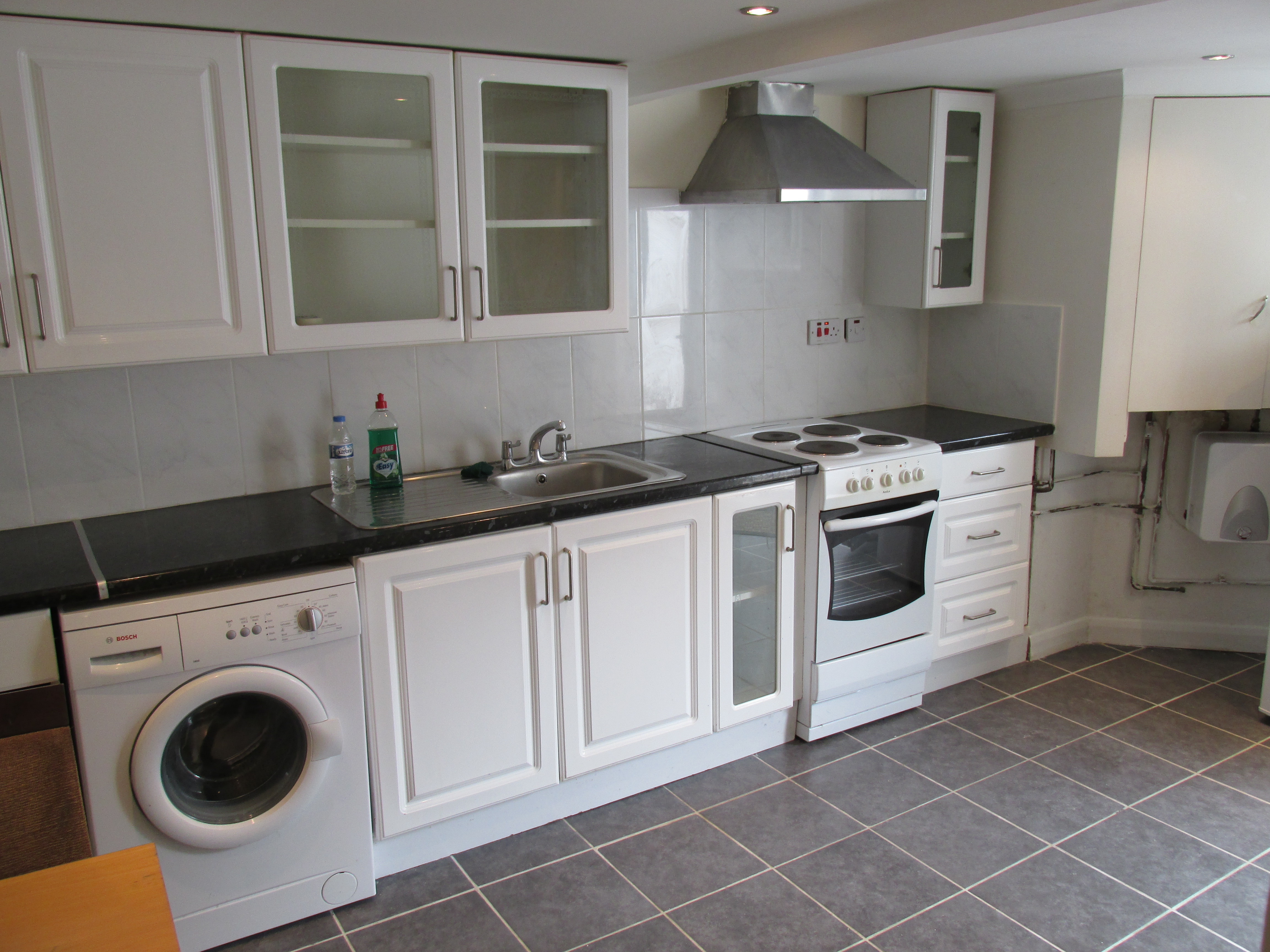Studio flat located in Lower Clapton with separate kitchen bills included expect electricity. Tel.02034781997
